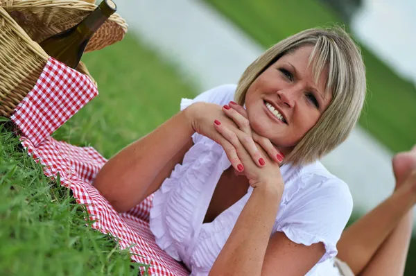 Mladá žena na piknik s vínem — Stock fotografie