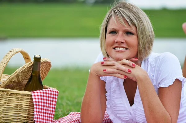 Şarapla piknik üzerinde genç kadın — Stok fotoğraf