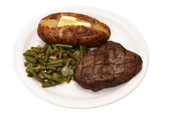 Biefstuk, gebakken aardappel en groene bonen — Stockfoto