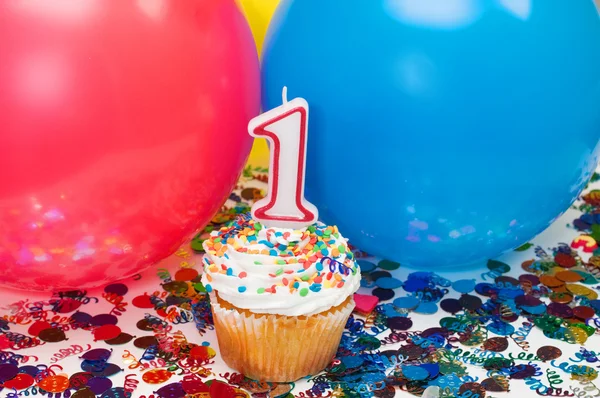 Célébration avec ballons, confettis et cupcake — Photo