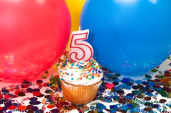 Feier mit Luftballons, Konfetti und Cupcake — Stockfoto