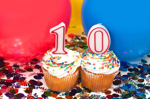 Feest met ballonnen, confetti en cupcake — Stockfoto