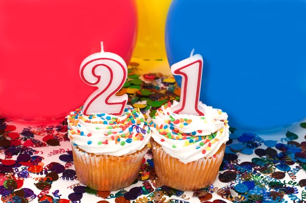 Célébration avec ballons, confettis et cupcake — Photo