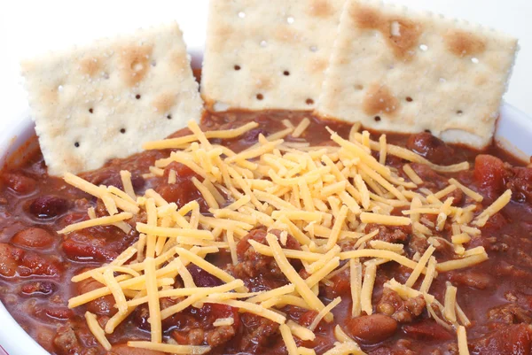 Chili mit Bohnen, Käse und Cracker — Stockfoto