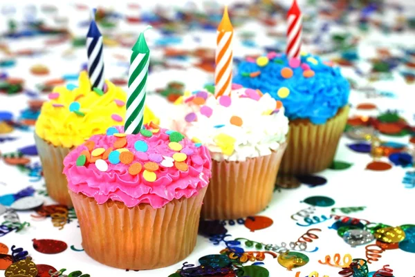 Cupcakes de celebración con velas — Foto de Stock