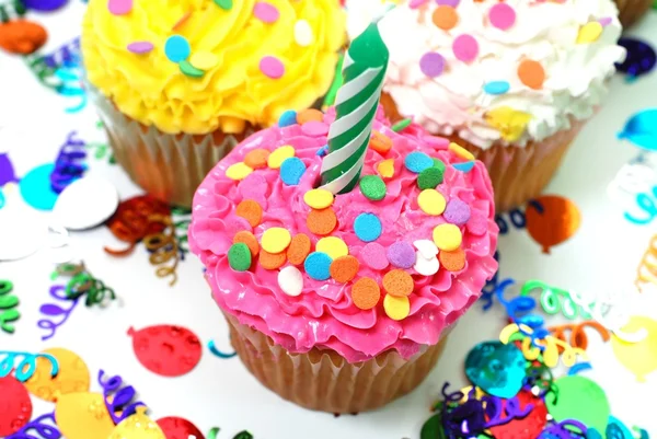 Cupcakes de celebração com velas — Fotografia de Stock