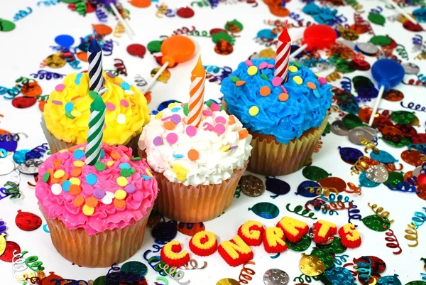 お祝いカップケーキとキャンドル — ストック写真