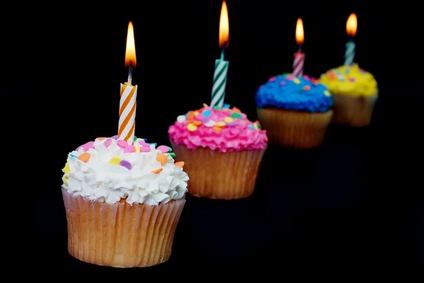 Viering cupcakes met aangestoken kaarsen — Stockfoto