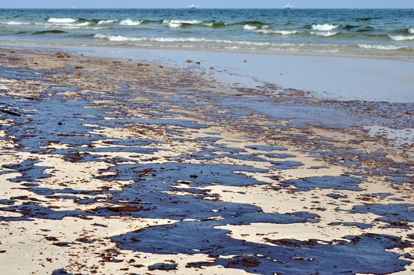 Ropná skvrna na pláži — Stock fotografie
