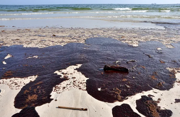 Разлив нефти на пляже — стоковое фото