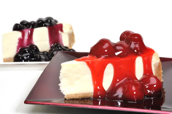 分離したイチゴとブルーベリーのチーズケーキ — ストック写真