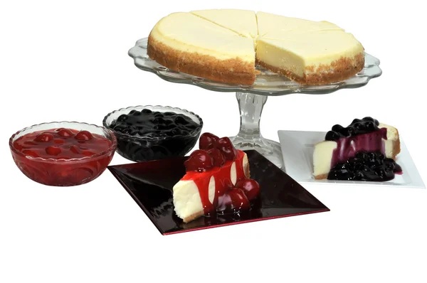分離したイチゴとブルーベリーのチーズケーキ — ストック写真