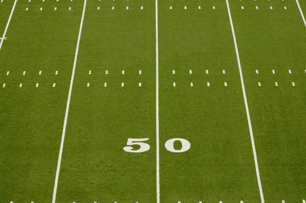 Amerikan futbolu alan 50 yard çizgisinde — Stok fotoğraf
