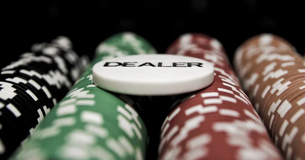 赌场经销商和扑克扑克筹码 — 图库照片