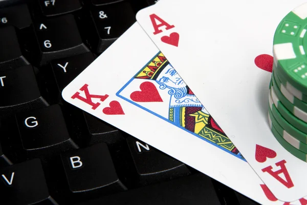 Cassino online, jogos de azar em todo o mundo, tecnologia e conceito de  pessoas - close-up do jogador de pôquer com cartas de baralho, computador  tablet pc e fichas na mesa de