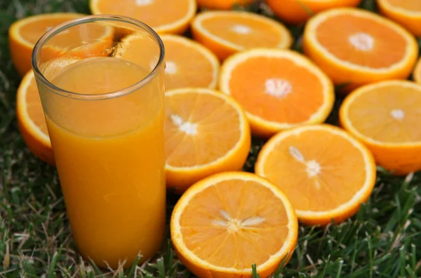 Witam rozdzielczości pomarańczowy plastry tło i sok — Zdjęcie stockowe