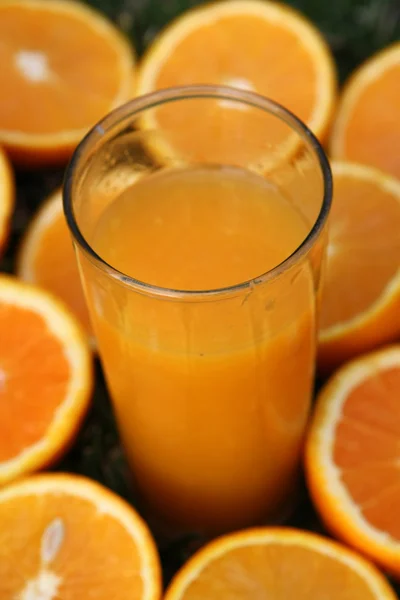 Hi res rodajas de naranja de fondo y jugo — Foto de Stock