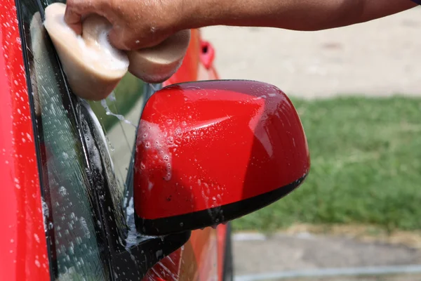 洗红色汽车 — 图库照片