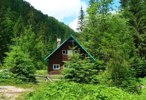 Дом в горах — стоковое фото
