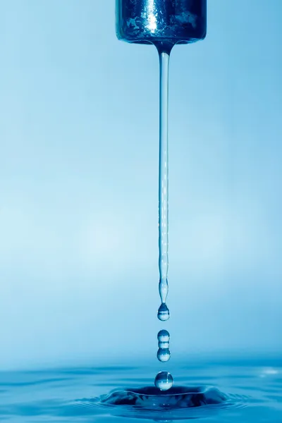 Tap water flowing — Stock Photo, Image
