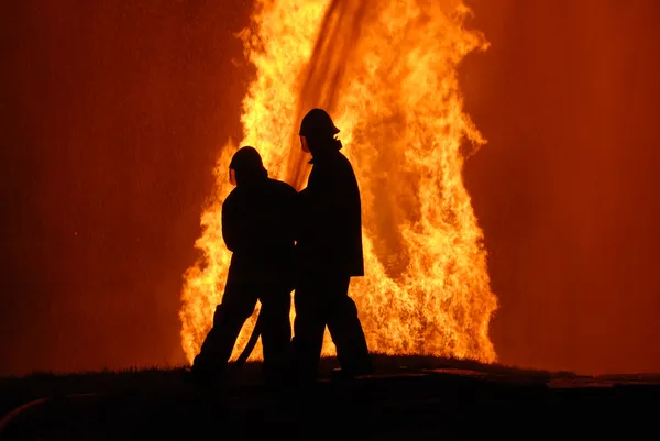 Feuerwehrleute bei der Arbeit — Stockfoto