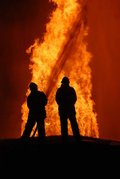Zwei Feuerwehrleute bei der Arbeit — Stockfoto