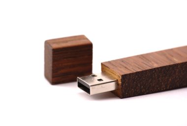 beyaz izole kahverengi ahşap pendrive