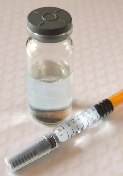Spritze und Medikamente zur Injektion — Stockfoto
