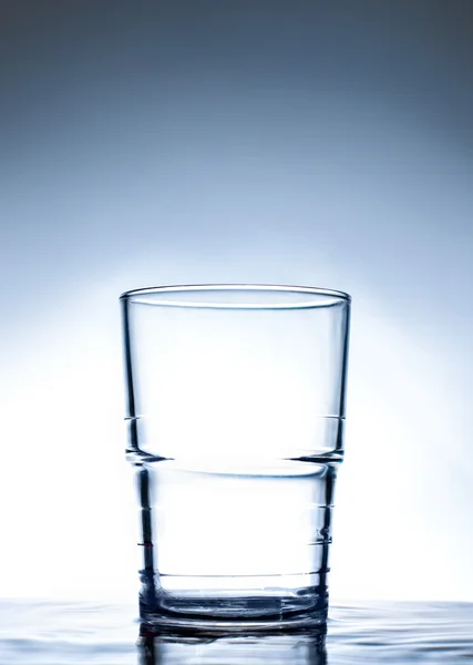 Egyszerű pohár vízben állva. — Stock Fotó