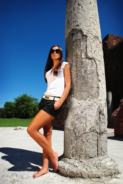Fotomodell poserar nära ruin. — Stockfoto
