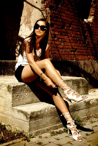 Fashion model wearing high hill shoes. — Stock Photo, Image