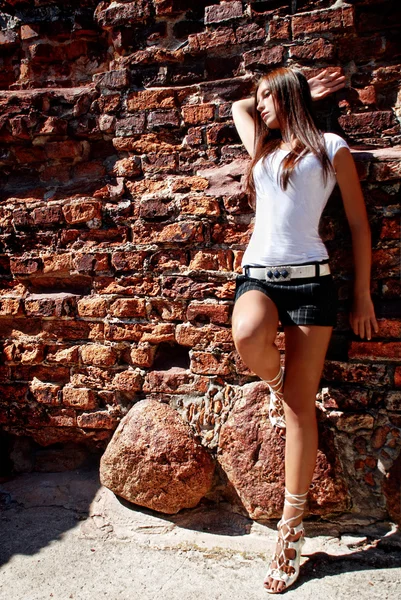 Model in wit in de buurt van ruïne. — Stockfoto
