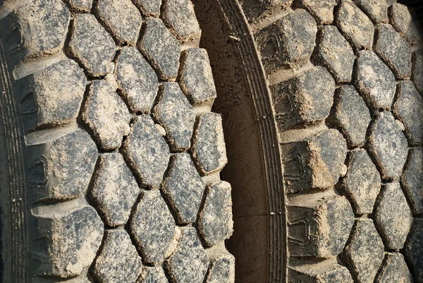 Dois pneus na areia . — Fotografia de Stock