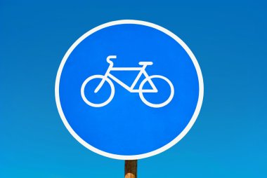 Bisiklet yolu işaret olarak izole mavi gökyüzü.