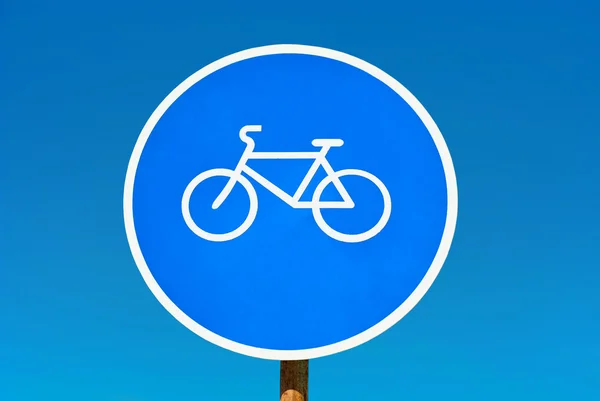 Bicicleta sinal caminho isolado no céu azul . — Fotografia de Stock