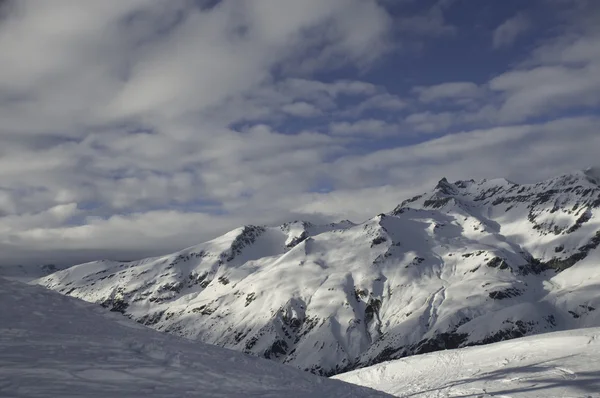 ภูเขาและหิมะ — ภาพถ่ายสต็อก
