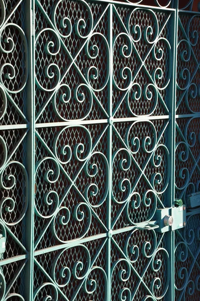 青の鉄の扉 — ストック写真