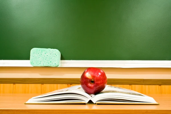 Apple and book at schoo — Stock Photo, Image
