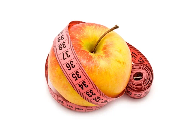 Elma ve beyaz zemin üzerine ölçer — Stok fotoğraf