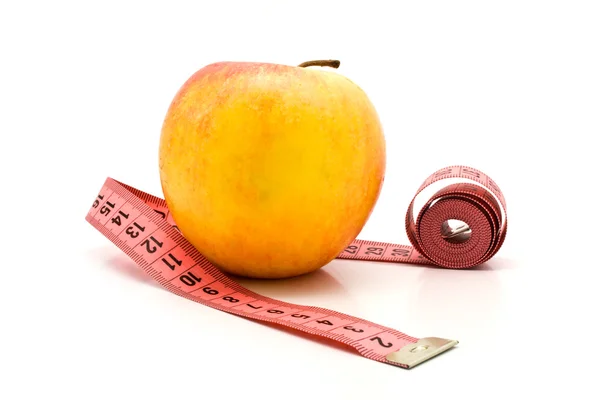 Apfel und Messgerät auf weißem Hintergrund — Stockfoto