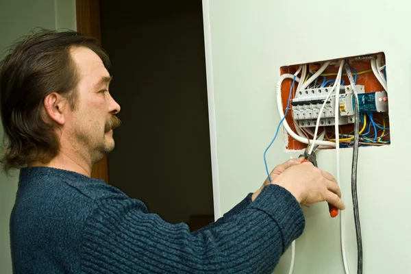 Man is an electrician — Stock Photo, Image