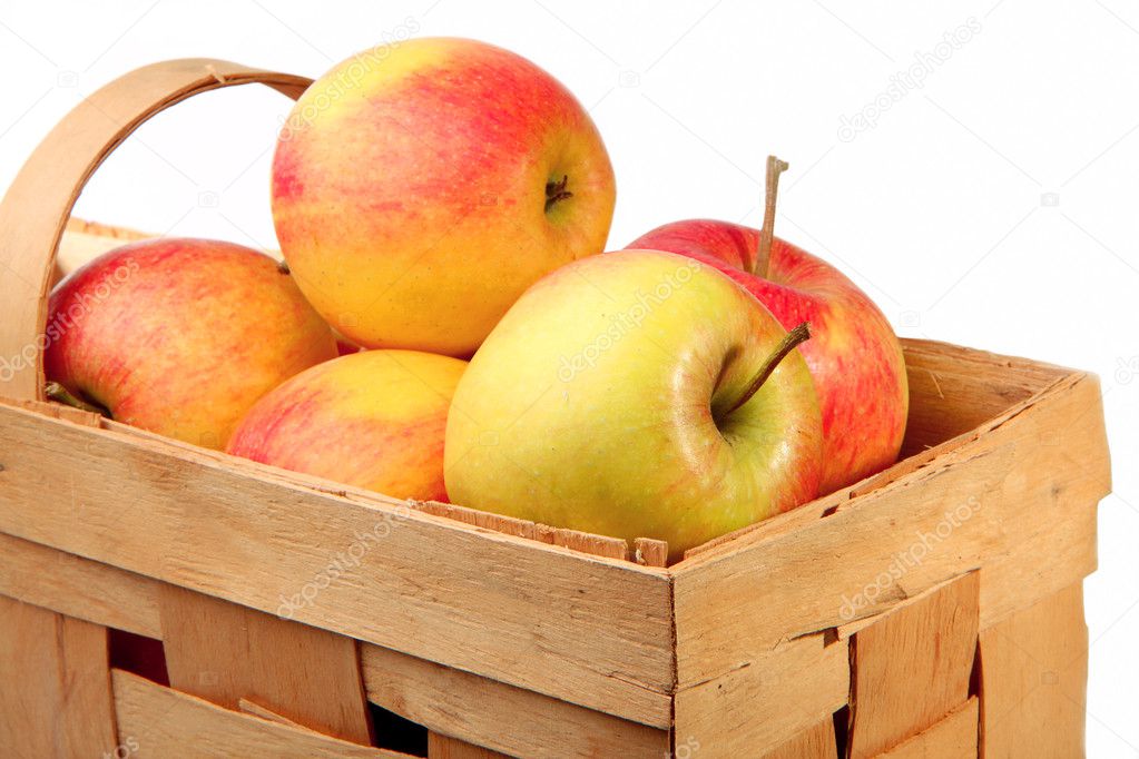 Яркие яблоки в плетеной корзине