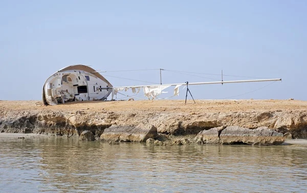 Yate de vela abandonado en la orilla — Foto de Stock
