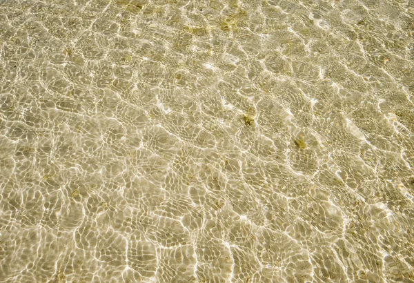 Κυματισμό του νερού σε μια αμμώδη λιμνοθάλασσα — 图库照片