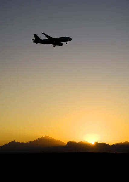 Silhouette of an aircraft landing — Stock Photo, Image