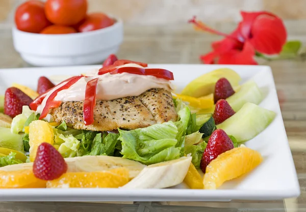Salada de frango com molho e frutas — Fotografia de Stock