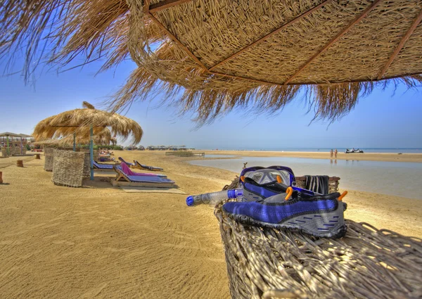 Praia tropical com equipamento de snorkel — Fotografia de Stock