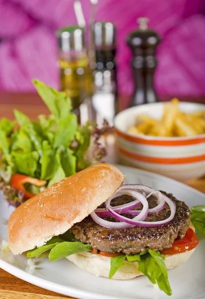 Sığır eti burger bir topuz salatası ile — Stok fotoğraf