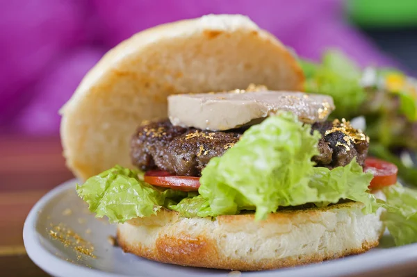 Hamburger di manzo gourmet con fois gras — Foto Stock