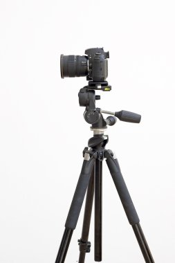 Beyaz bir tripod üzerinde dijital slr fotoğraf makinesi